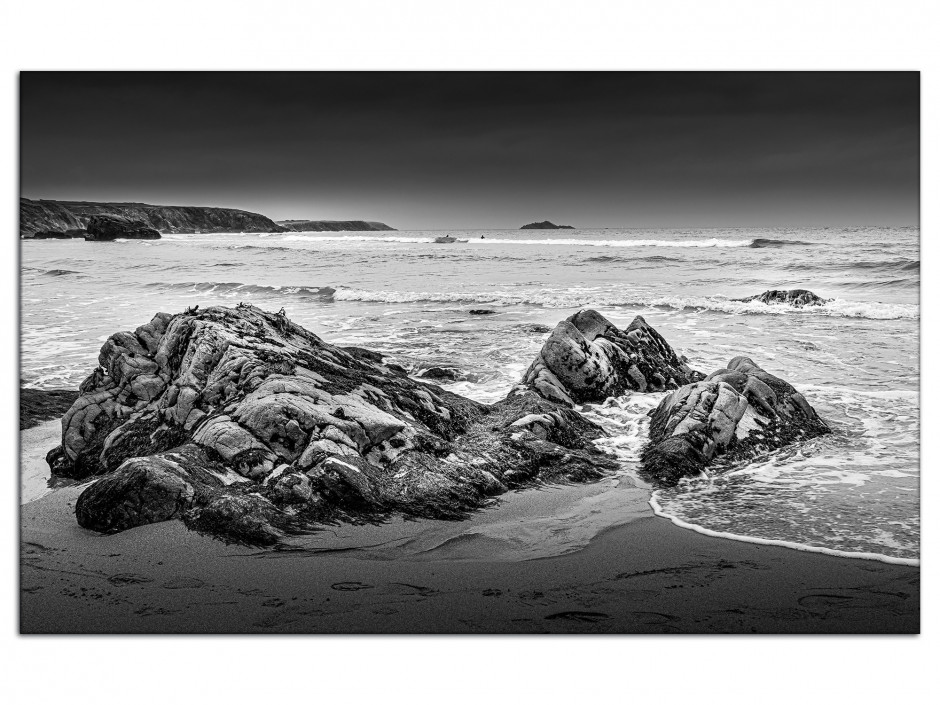 Tableau aluminium photo plage et rocher en noir et blanc