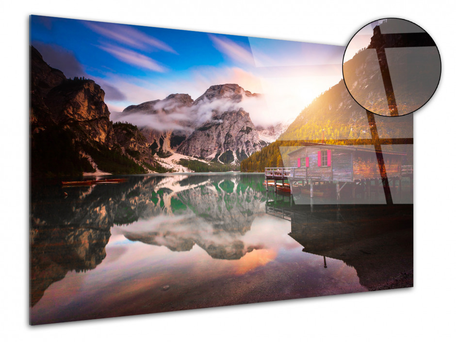 Tableau plexiglas paysage Vue sur le lac de Braies